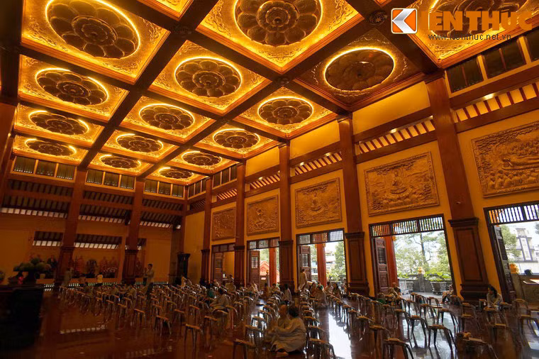 Bầu không gian đặc biệt ở nơi đây khiến du khách như tạm thời thoát khỏi cuộc sống trần tục đầy lo toan để cảm nhận sự thanh thản của cõi Phật.