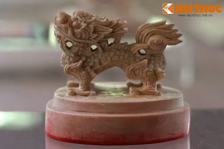 Hình tượng rồng chạm trên núm cầm của ấn "Hóa cửu thành đạo".