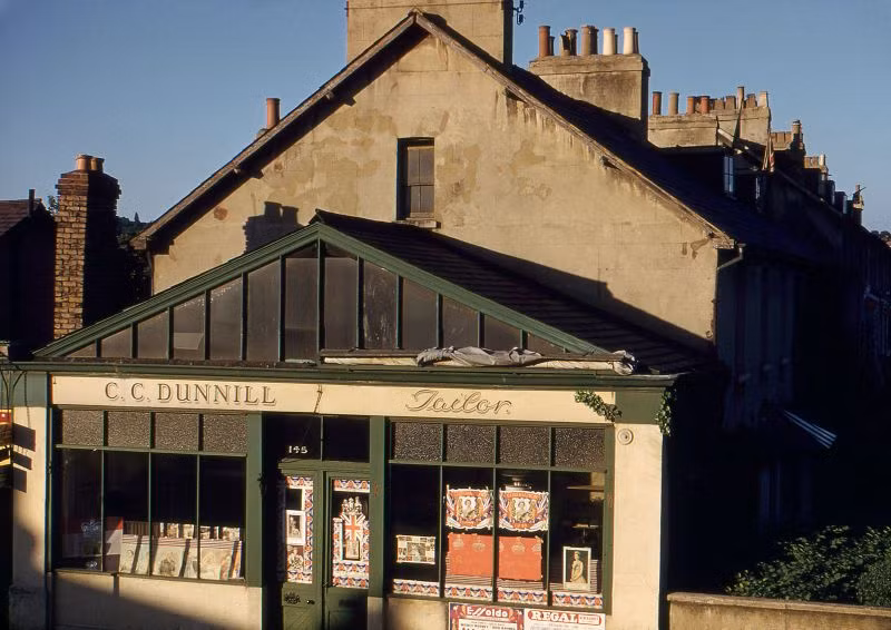 Cửa hàng may tên CC Dunnill tại số 145 đường East Barnet. Chủ nhân cửa hàng là ông Claud Cecil Dunnill (1879-1954), một người thợ may. Ảnh: Hardwicke Knight.