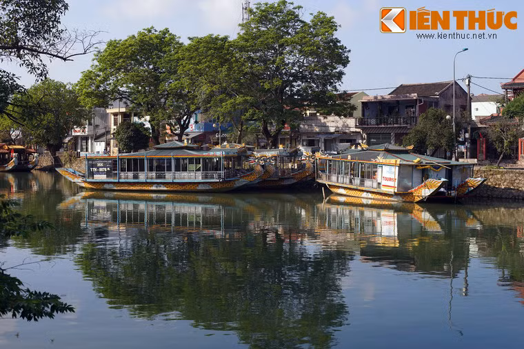 Dưới triều Nguyễn, bờ Đông của sông Đông Ba là khu phố Gia Hội, vùng dân cư cổ của kinh thành Huế. Nơi đây có hàng trăm di tích và công trình kiến trúc đẹp nên vào cuối thế kỷ 19 từng là chốn đô hội nổi tiếng không kém gì khu đô thị cổ Hội An.
