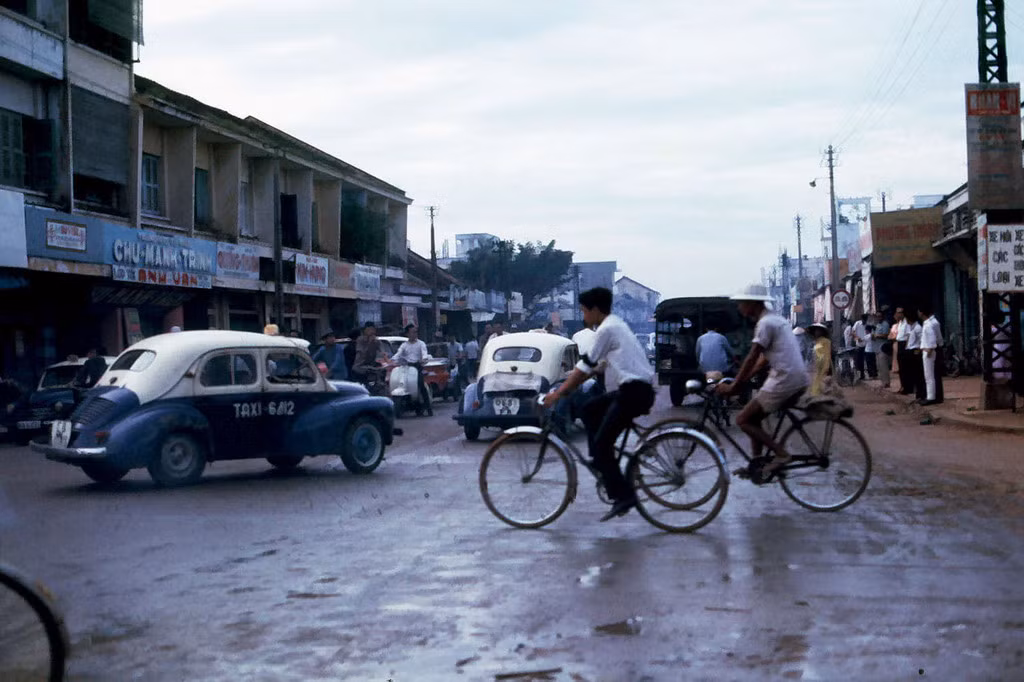 Ngã tư Phú Nhuận, bên trái là trường Trung học Tư thục Chu Mạnh Trinh. Ảnh: 11thrru.org.