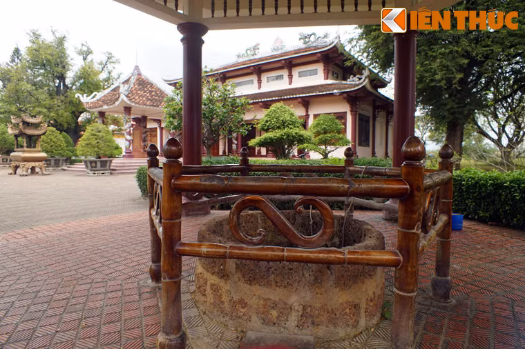 Để thể hiện lòng biết ơn với nhà Tây Sơn, vào năm 1823, người dân làng Kiên Mỹ đã xây dựng ngôi đình làng trên nền nhà cũ của ông Hồ Phi Phúc để bí mật thờ ba anh em nhà Tây Sơn. Sau này công trình được xây lại và trở thành đền thờ Tây Sơn tam kiệt.