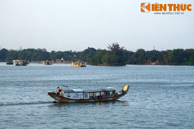 Chảy ngang qua Kinh thành Huế, sông Hương có vai trò đặc biệt quan trọng về mặt phòng thủ, giao thông, thương mại và thủy lợi của Cố đô Huế. Đây cũng được coi là một dòng sông thiêng về phong thủy của nhà Nguyễn.