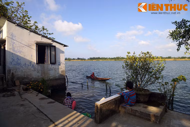 Từ Kinh thành xuôi dòng lên phía Bắc, sông Hương chảy qua các làng xóm, đồng ruộng với khung cảnh yên bình trước khi đổ ra biển qua cửa Thuận An.