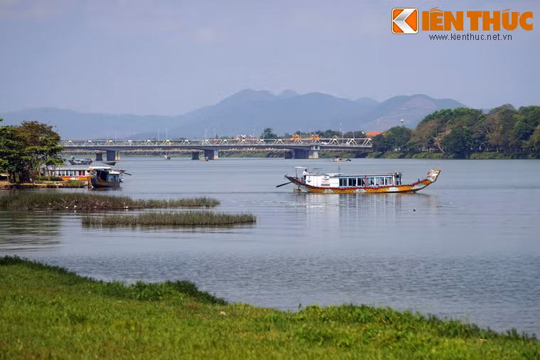 Theo sử sách, sông Hương từng mang nhiều tên khác nhau như sông Linh, sông cái Kim Trà, sông Hương Trà, sông Lô Dung, sông Dinh, sông Yên Lục... Tên gọi Hương giang chính thức được sử dụng vào thời nhà Nguyễn.