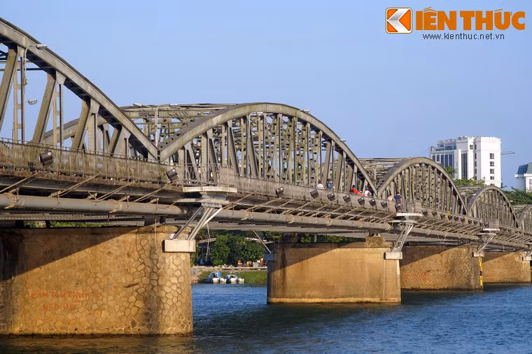 Nhiều công trình lịch sử nổi tiếng của Huế gắn với hính ảnh dòng sông Hương. Có thể kể đến đầu tiền là cầu Trường Tiền nằm ở trung tâm thành phố, do nhà thầu Eiffel của Pháp xây dựng cuối thế kỷ 19.