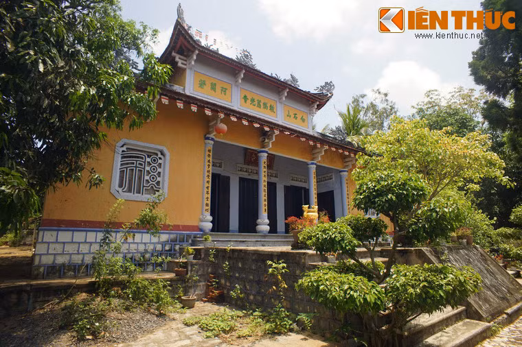 Chính điện của chùa có ba gian hai chái, nằm trên nền cao khoảng một mét, có bốn lối dẫn lên, hai lối phía trước và hai lối hai bên.