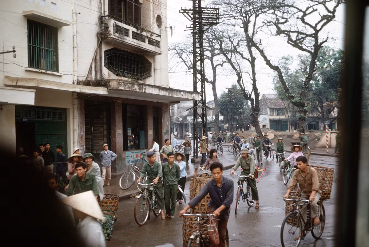 Quang cảnh đường phố Hà Nội nhìn từ trên xe khách. Ảnh: Günter Mosle.
