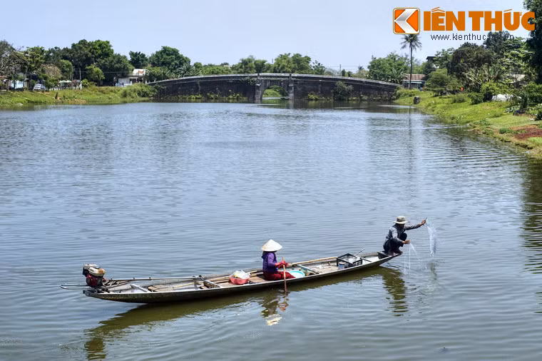 Được tạo nên bởi bàn tay con người, sông Ngự Hà góp phần tạo nên vẻ đẹp tự nhiên cho tổng thể cảnh quan kiến trúc Kinh thành Huế. Tương truyền, vào những chiều hè mát mẻ hay những ngày xuân đẹp trời, sông Ngự Hà là nơi dạo chơi bằng thuyền rồng của các vua nhà Nguyễn xưa...