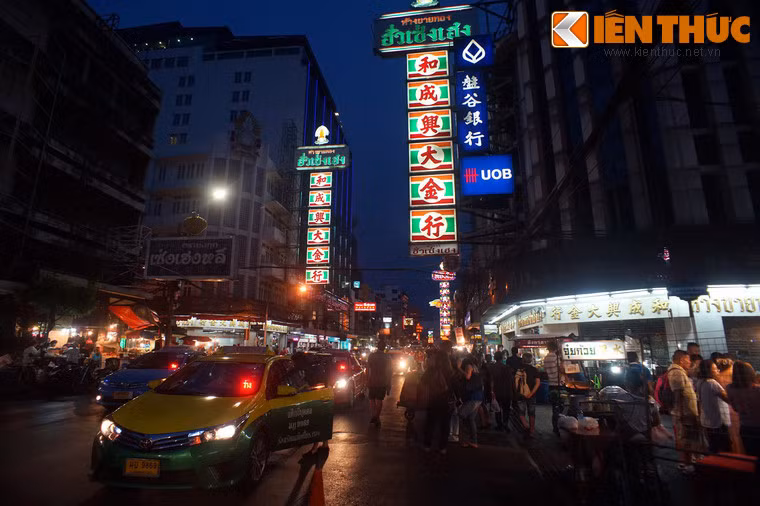 Con đường này rất rực rỡ về đêm khi bảng hiệu neon đủ màu được bật sáng và dòng người tấp nập ra vào các cửa hàng nằm dọc hai bên đường.