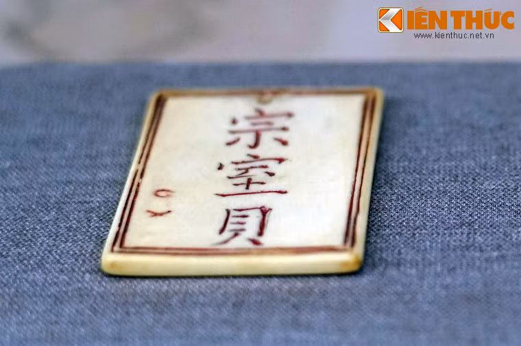 Nội dung thẻ ghi tên, chức vụ và nơi làm việc của người đeo. Thẻ bài trong ảnh này có nội dung: Tôn Thất Bối, Ngũ Đẳng Thị Vệ (thị vệ tên Tôn Thất Bối, cấp bậc 5).