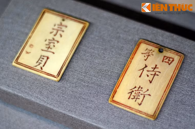  Thẻ bài là hiện vật đặc thù gắn với bộ máy hành chính của các triều đại phong phong kiến Á Đông. Bảo tàng Cổ vật Cung đình Huế là nơi đang lưu giữ khá nhiều thẻ bài của triều đình nhà Nguyễn. Ảnh: Thẻ bài bằng ngà của các quan thị vệ trong Hoàng cung nhà Nguyễn.