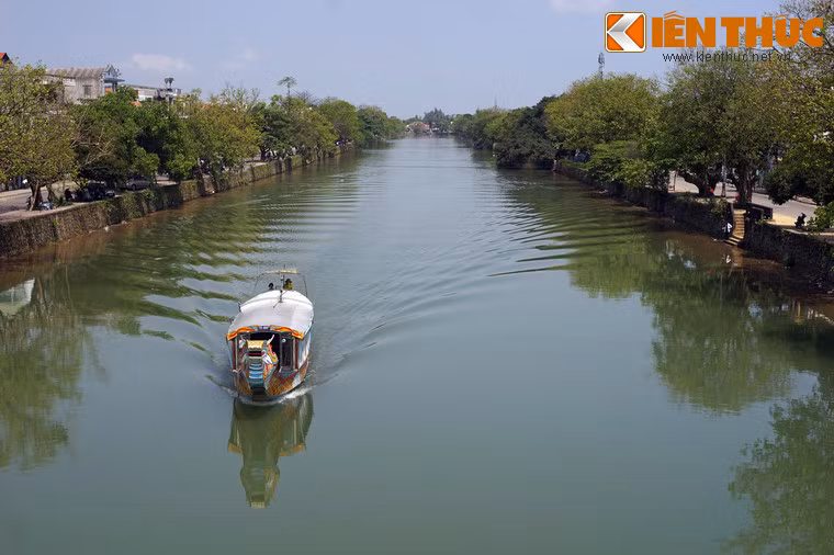3. Chảy dọc theo mặt Đông của Kinh thành Huế, sông Đông Ba là một dòng sông dài khoảng 3 km, được đào dưới thời vua Gia Long. Sông nối liền hai đoạn sông Hương từ phía cầu Gia Hội đến phố Bao Vinh, có nhiệm vụ phòng hộ phía Đông kinh thành Huế.
