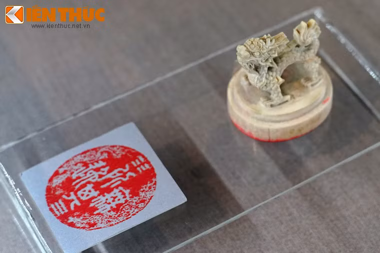 Ấn ngà "Tự Đức ngự lãm chi bảo", nghĩa là "Bảo ấn của vua Tự Đức ngự lãm". Khác với các ấn trên, ấn "Tự Đức ngự lãm chi bảo" dùng để đóng trên các văn bản mà Nội các dâng trình vua trực tiếp xem xét.