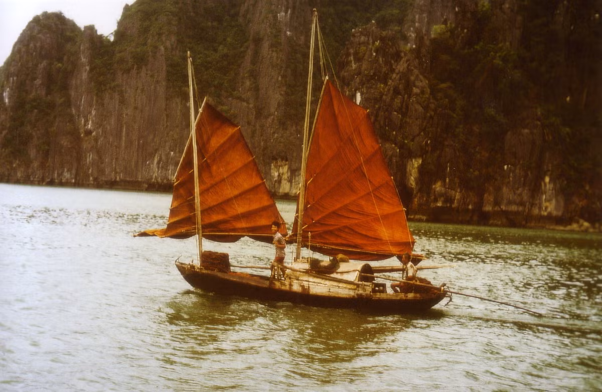 Con thuyền có cánh buồm đỏ tô điểm cho cảnh đẹp của vịnh. Ảnh: Günter Mosler.