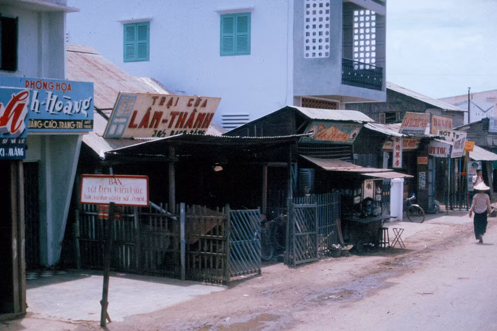 Trên đường Bạch Đằng, gần sân bay Tân Sơn Nhất. Ảnh: 11thrru.org.