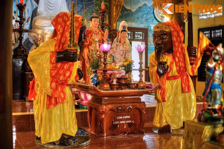 Đây là hai tượng Dvarapalla (Môn Thần) với ý nghĩa người bảo vệ cho đạo pháp. Nghệ thuật điêu khắc mang phong cách điển hình của nghệ thuật điêu khắc Chăm Pa thế kỷ 12, 13.