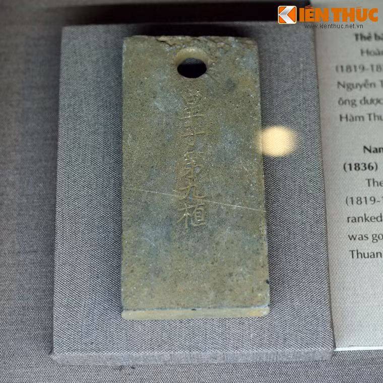 Khác biệt về bản chất là thẻ bài cho cây thông dưới triều Nguyễn không chỉ là một bảng ghi nhớ mà còn gắn liền với trách nhiệm chăm sóc cây.