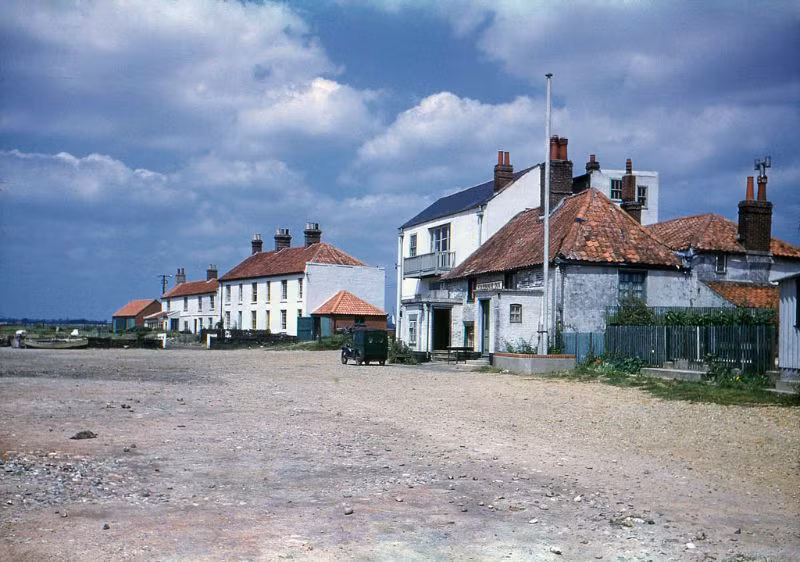 Đường ven biển ở thị trấn Southwold, hạt Suffolk. Ảnh: Hardwicke Knight.