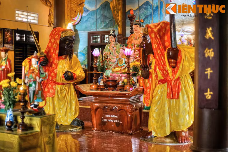 Từ tượng thờ của người Chăm, hai pho tượng cổ đã được Việt hóa bằng giai thoại về Ông Đỏ, Ông Đen và được sơn màu, mặc áo để đưa vào chùa thờ cùng các vị Phật, Bồ tát của Phật giáo Việt.