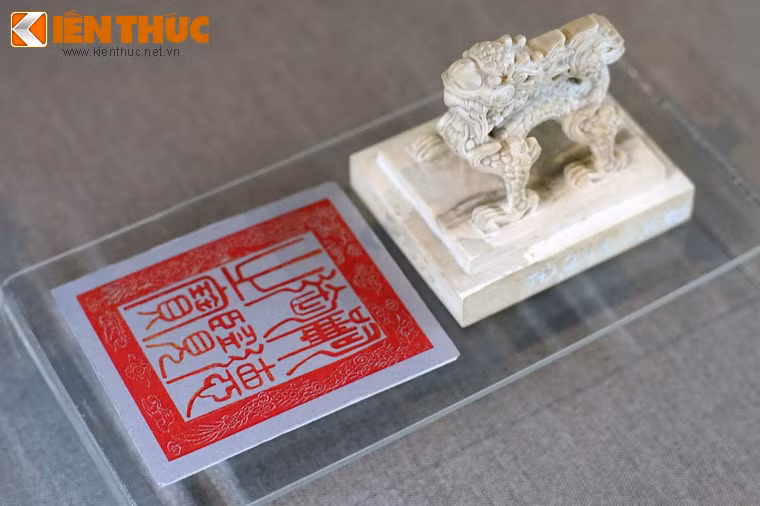 Ấn ngà "Giám vu thành hiến vĩnh vô khiên", nghĩa là "Xét theo phép tắc đã có, sẽ mãi mãi không lầm lỗi".