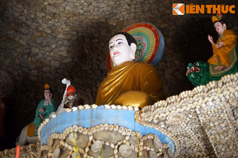 Tầng trên là đặt thờ tượng Phật Thích Ca, Bồ tát Văn Thù, Bồ tát Phổ Hiền...
