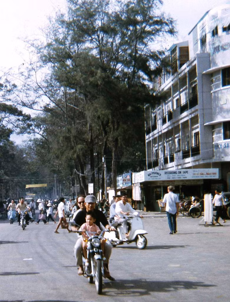 Ngã tư Trưng Trắc - Trần Hưng Đạo, trung tâm thị xã Vũng Tàu năm 1968. Ảnh: David Schofield.