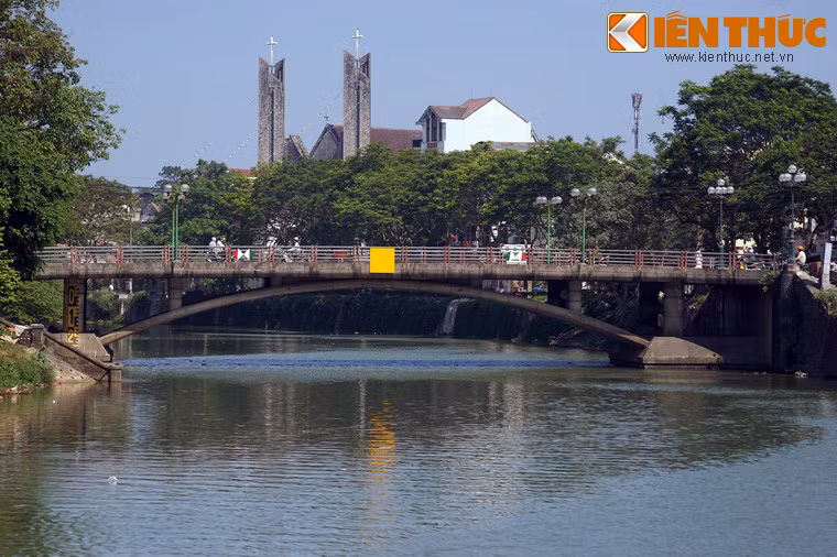 Nhà thờ thứ hai là nhà thờ Chính tòa Phủ Cam, có lịch sử từ năm 1682, được xây lại theo bản thiết kế năm 1960 của kiến trúc sư nổi tiếng Ngô Viết Thụ - "cha đẻ" của công trình Dinh Độc Lập ở Sài Gòn.
