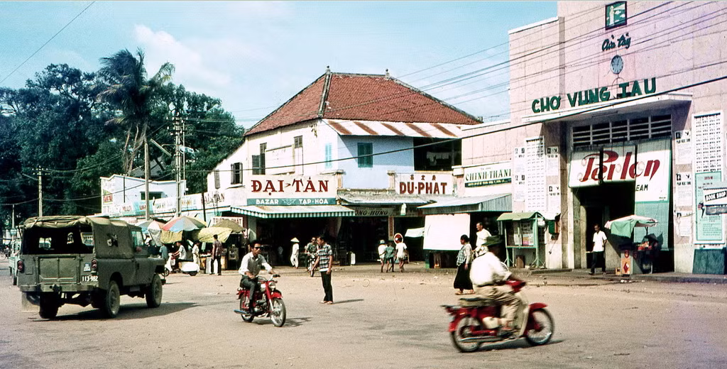 Cửa Tây chợ Vũng Tàu trên đường Trần Hưng Đạo. Ảnh: Terry Maher.