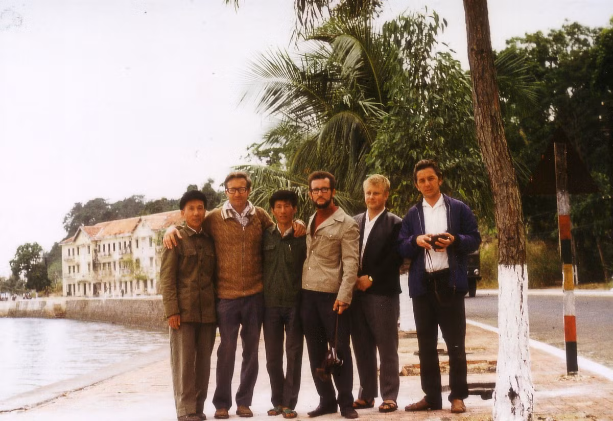 Nhóm chuyên gia CHDC Đức và những người bạn Việt Nam ở Hòn Gai. Ảnh: Günter Mosler.