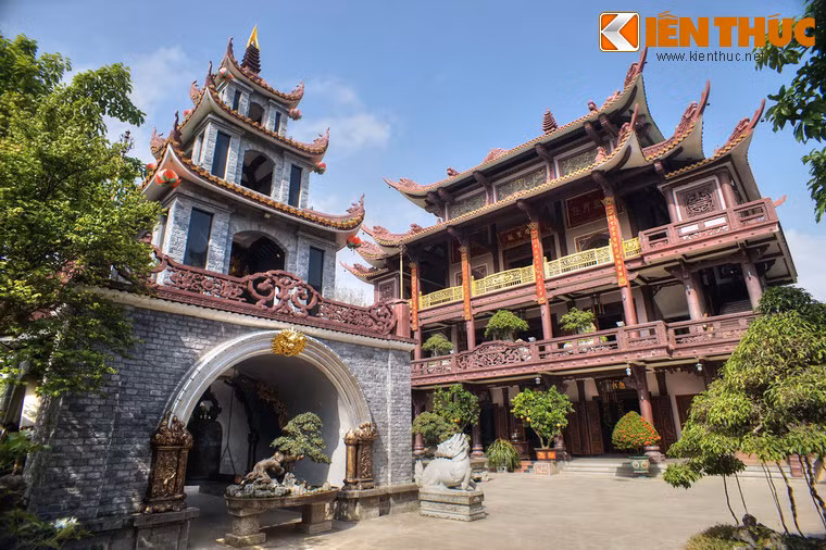 Công trình nằm ở trung tâm của chùa Thiên Hưng là tòa chính điện bế thế. Đối diện với chính điện là tháp chuông.