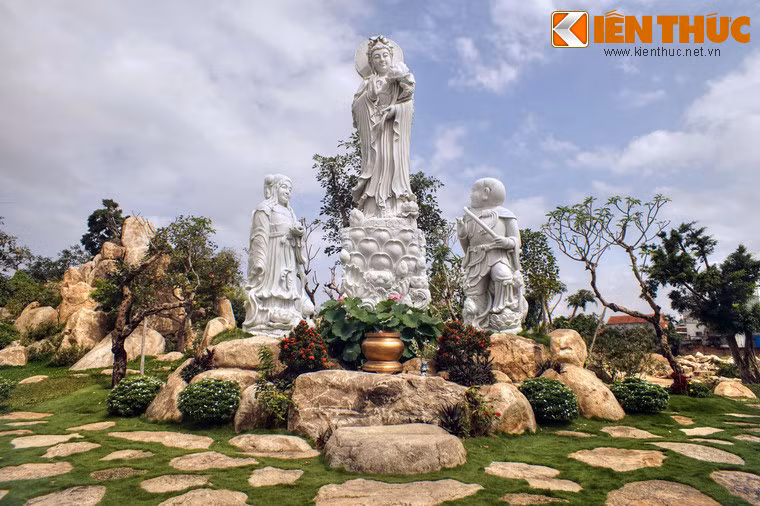 Giữa vườn Thiên Thanh có Đài Quan Âm tạc từ đá trắng được đặt trên các phiến đá tự nhiên, mang đầy vẻ uy nghiêm.