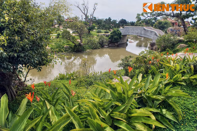 Bên hồ có vườn Thiên Thanh, một khu vườn lớn với các tiểu cảnh được bài trí công phu, tạo nên bức tranh thiên nhiên sinh động.