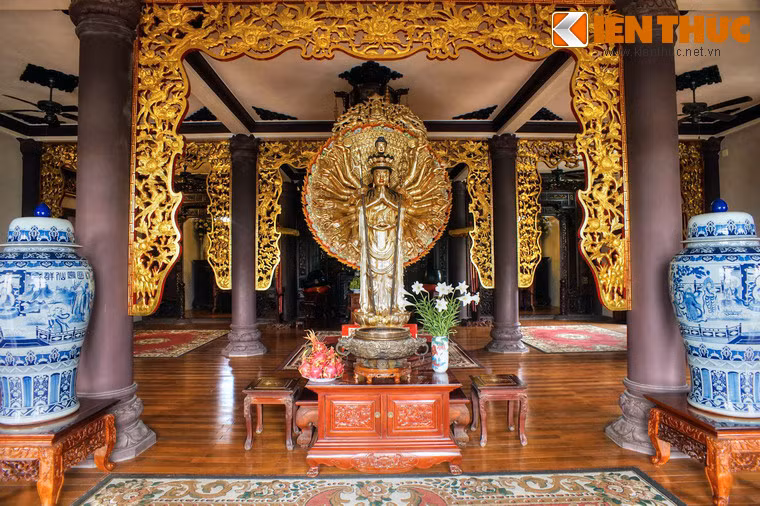 Mỗi tầng của chính điện thờ các vị Phật và Bồ tát khác nhau, được bài trí tôn nghiêm với phong cách không trùng lặp.