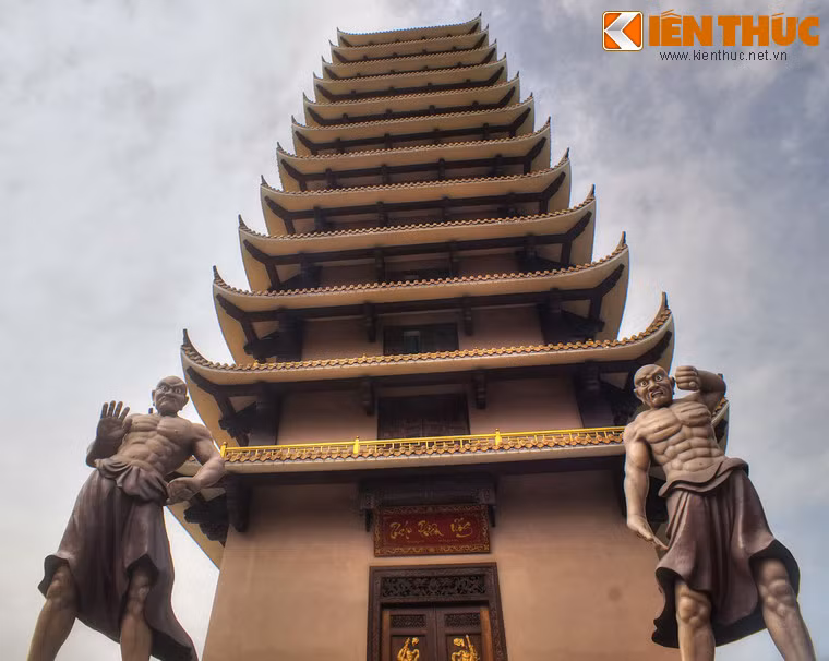 Tháp Thiên Ứng là tòa bảo tháp 12 tầng, chiều cao khoảng 40m. Công trình này có thể quan sát được từ hầu hết các địa điểm thuộc thị xã An Nhơn.