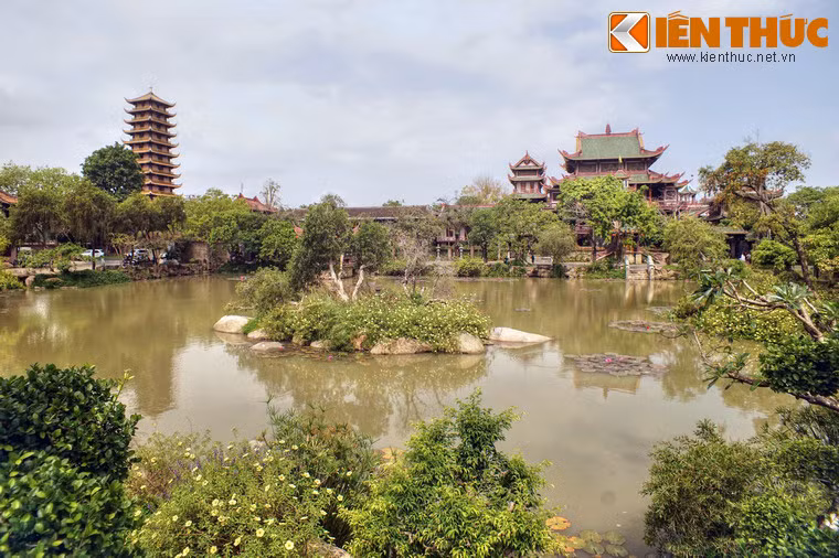 Phía trước chính điện chùa Thiên Hưng có một hồ nước khá rộng, tạo nên một vẻ nên thơ cho toàn bộ cảnh quan ngôi chùa.