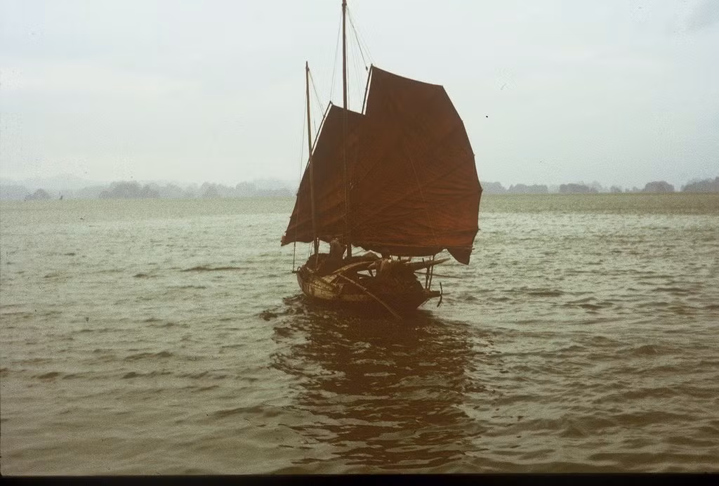 Một con thuyền ra khơi. Ảnh: Günter Mosler.