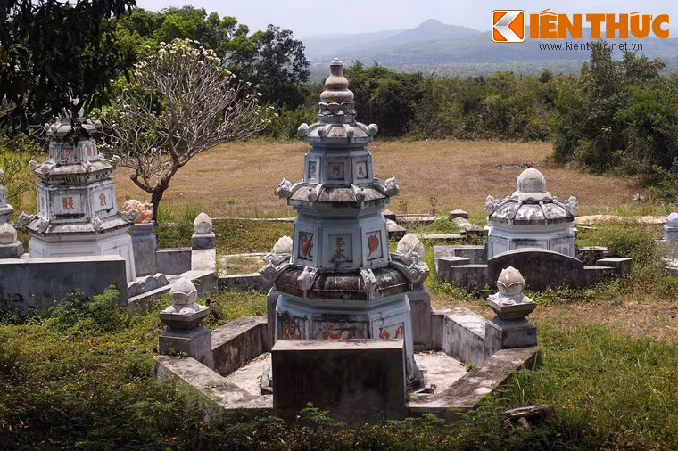 Khu mộ tháp của chùa Đá Trắng có nhiều ngôi mộ cổ tuổi đời hàng thế kỷ. Các công trình này được trang trí hoa văn, phù điêu và tượng thú khá đa dạng và tinh xảo.