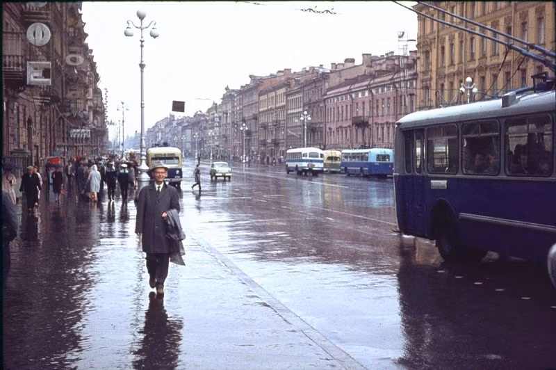 Đường phố Leningrad sau cơn mưa. Ảnh: Normann Flickr.
