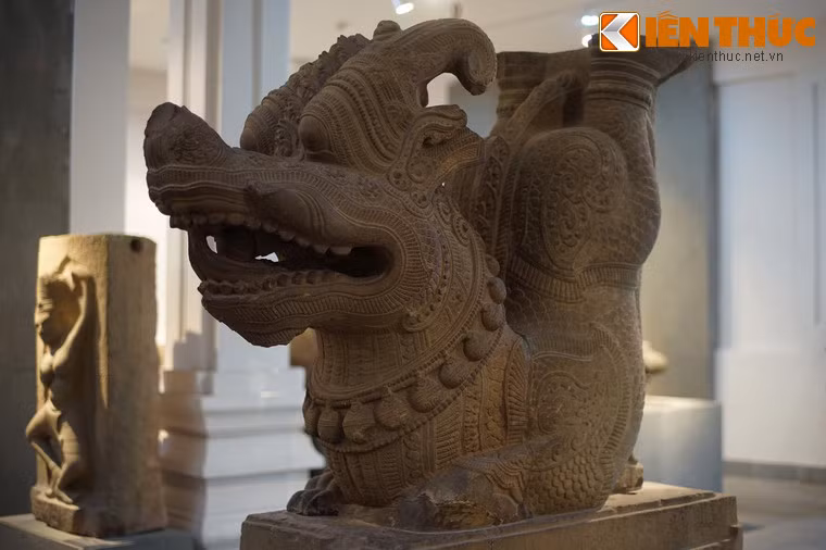 Bảo tàng Nghệ thuật điêu khắc Chăm Đà Nẵng là nơi đang lưu giữ một bức tượng rồng hiếm có và hết sức độc đáo của vương quốc Chăm Pa cổ.