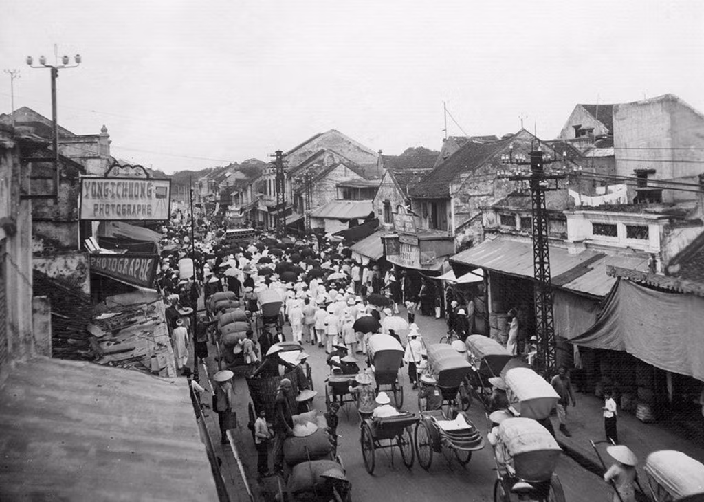 Đoàn người xe kéo dài trên phố trong một đám tang nhà giàu ở khu phố cổ Hà Nội khoảng thập niên 1920-1930. Ảnh tư liệu.