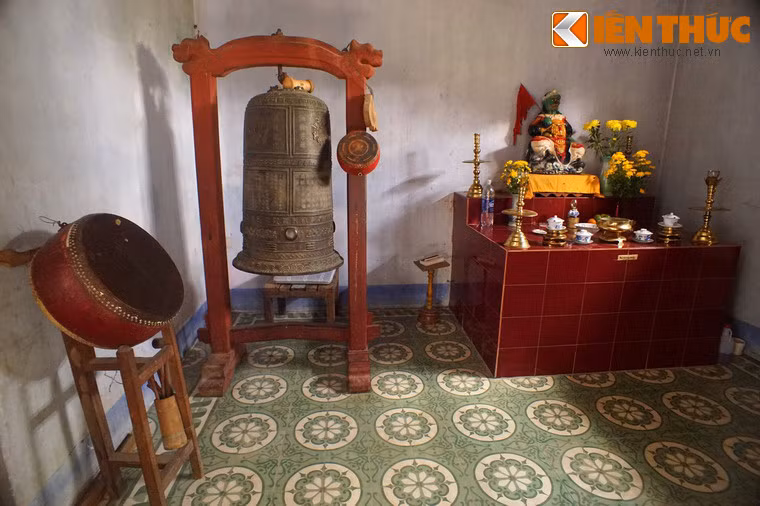 Trong chùa có đại hồng chung nặng 330 cân ta, do Hòa thượng Pháp Ngữ đặt làm vào năm Duy Tân thứ 9 (1916) và nhiều tượng Phật cổ hàng trăm năm tuổi.