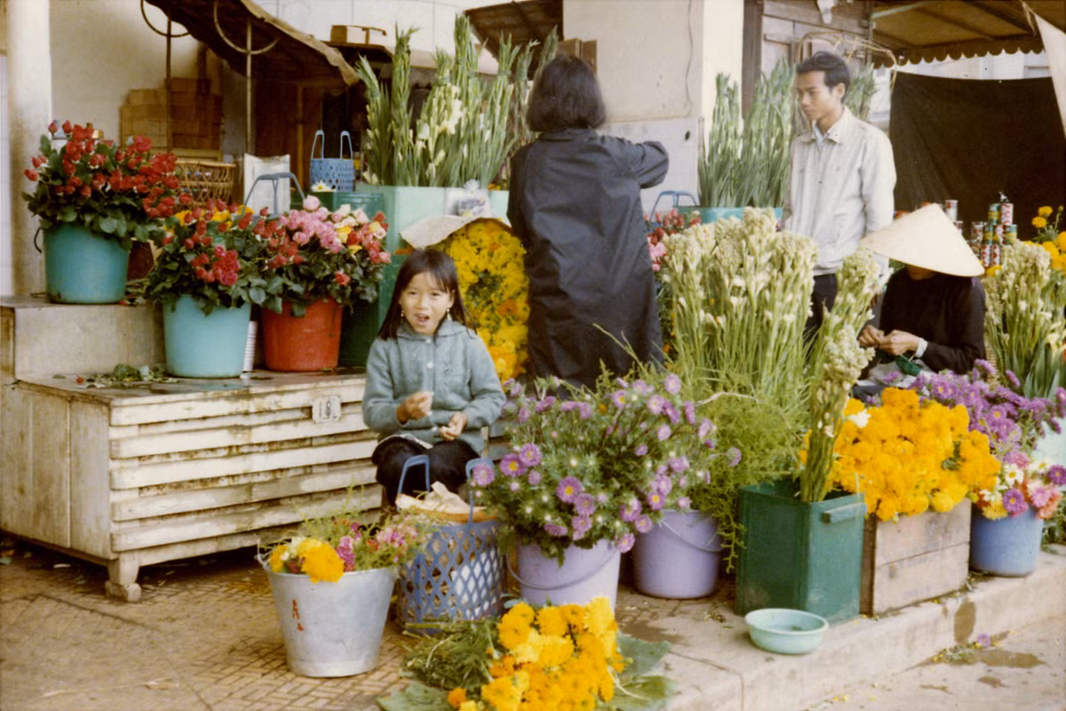 Cửa hàng hoa ở chợ Đà Lạt. Ảnh: Tom Petersen.