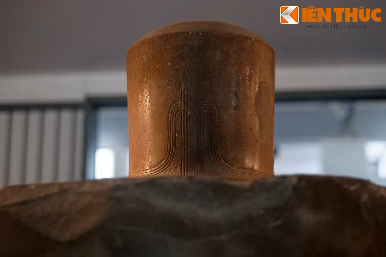 Phần thứ ba là chiếc linga cao 127cm, phần dưới cùng hình vuông cao 42 cm, phần giữa hình bát giác cao 42 cm và phần trên cùng hình tròn cao 43cm, đặt xuyên qua hai thớt tròn của phần thứ hai.