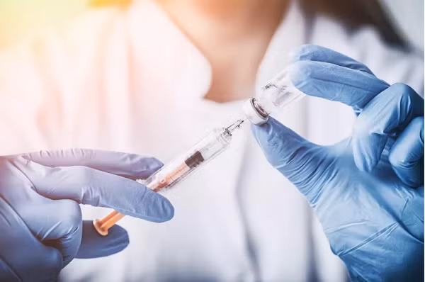 Loại vắc xin này sử dụng hai vector virus, dựa trên hai virus adeno ở người – một loại virus gây cảm lạnh – trong đó có chứa đoạn gen mã hóa protein gai (S) của virus SARS-CoV-2 để kích thích phản ứng miễn dịch của cơ thể.