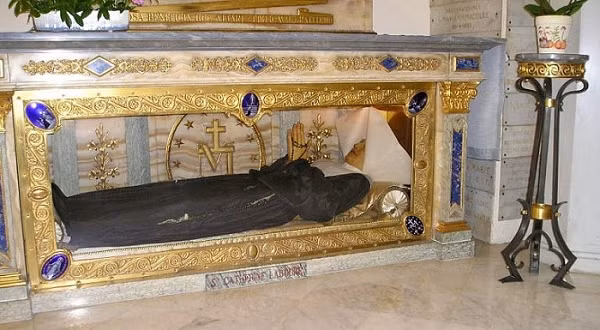 Năm 1876, Catherine Laboure qua đời. Năm 1932, Đức hồng y Paris Verdier đã quyết định khai mở mộ của bà để lập hồ sơ xin phong thánh, và phát hiện thấy, sau 57 năm, cơ thể của bà còn nguyên vẹn và xinh đẹp như khi còn sống, thậm chí đôi mắt xanh lục vẫn còn đậm và sáng.