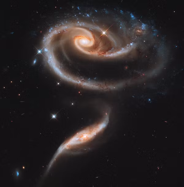 Tháng 4/2011, các nhà thiên văn đã hướng kính Hubble về phía một thiên hà tương tác gọi là Arp 273. Thiên hà này bao gồm thiên hà nhỏ hơn là UGC 1810 và UGC 1813.