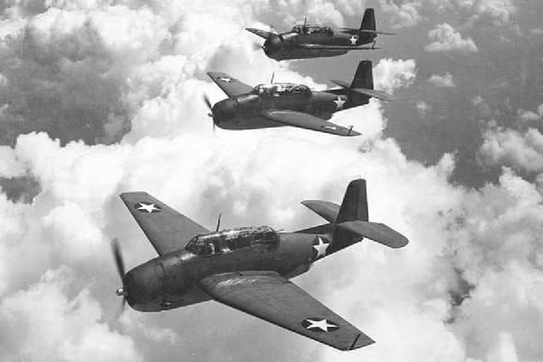 Trong nhiều thế kỷ, Tam giác quỷ Bermuda - vùng biển Đại Tây Dương kết nối Bermuda, Florida và Puerto Rico - đồng nghĩa với những vụ mất tích đáng kinh ngạc. Tại đây, gần 100 tàu và máy bay đã biến mất một cách bí ẩn không thể lí giải.