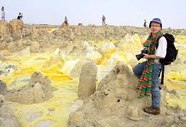 Trong điều kiện đó, bất kỳ tế bào sống nào cũng đều bị phá hủy. Nhiệt độ nước muối trong khu vực thủy nhiệt Dallol luôn vượt quá 100 độ C, và độ chua thường đạt đến độ pH âm, thấp tới -1,6.
