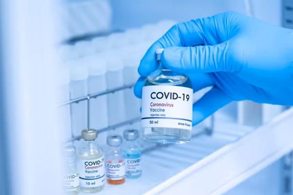 Các nhà khoa học cho rằng, nhà chức trách cần tiếp tục ngăn chặn việc virus lây lan để giảm nguy cơ xuất hiện một biến thể mới có khả năng kháng vắc xin.